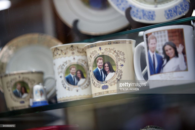 Quà cưới của Hoàng tử Harry và Công nương Meghan có gì đặc biệt mà người phụ nữ rao bán trên ebay với giá hơn 650 triệu đồng